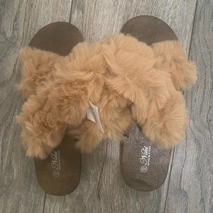 NWT NIKI‎ TAN FAUX FUR SLIPPER SLIDES 9